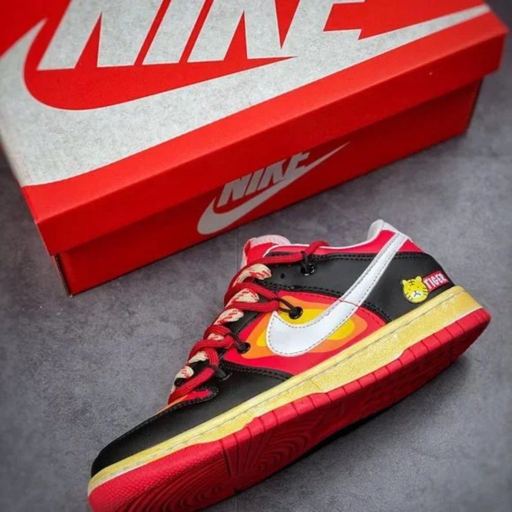 Futura x Nike Dunk Low SB - Picture 2 of 5